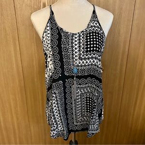 Junior’s BCX Black & White Tank with Necklace, EUC, L
